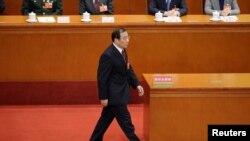 2018年3月18日,新当选的中国国家监察委员会主任杨晓渡在全国人民代表大会第六次全体会议上上台宣誓就职,走马上任。