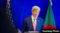 美国国务卿克里8月29日在孟加拉国达卡演讲(图片来源:美国国务院)