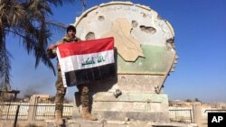 伊拉克军人在拉马迪展示国旗(2015年12月28日)