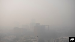 Kabut asap menyelimuti kaki langit di New Delhi, India, Rabu, 4 November 2020. (Foto: AP)