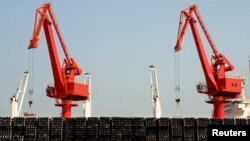 江苏省连云港堆积的将要出口海外的钢管(2015年3月7日)