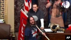 资料照片:国会警察局的视频显示,来自佛罗里达州坦帕的保罗·阿拉德·霍奇金斯站在美国参议院议事厅内。(2021年1月6日)