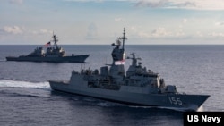 资料照:澳大利亚皇家海军舰艇巴拉瑞特号随美军驱逐舰约翰·麦凯恩号航行前往马拉巴尔演习。 (美国海军)