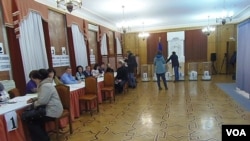 在莫斯科的乌克兰大使馆,选民们在投票。(美国之音白桦 拍摄)