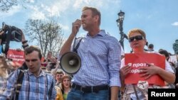 俄罗斯著名反对派领袖纳瓦尔尼2018年5月5日被捕前与支持者们一起抗议普京继续执政(路透社)