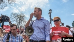 纳瓦尔尼2018年5月5日被捕前与支持者们一起抗议普京继续执政（路透社）