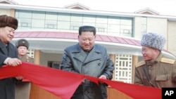 资料照:朝鲜领导人金正恩为一个文化娱乐中心开业剪彩。(2019年12月7日)