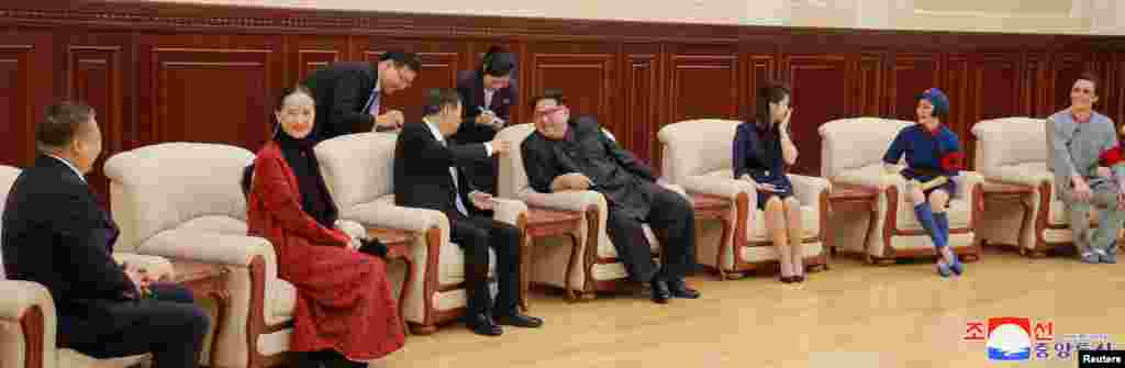 2018年4月16日,朝鲜领导人金正恩及其夫人李雪主和中共中央对外联络部部长宋涛以及芭蕾舞剧《红色娘子军》的演员在平壤。