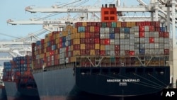 在加州奥克兰港口卸货的一艘集装箱货轮。(2018年7月12日)