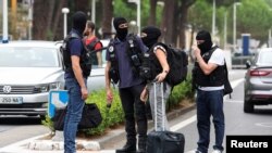 在犹太教堂前发生汽车起火事件后,法国反恐司法警察调查人员在该教堂附近展开调查工作。(路透社:2024年8月24日)