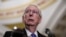 Pemimpin minoritas Senat Mitch McConnell menyampaikan pernyataan dalam konefrensi pers di Gedung Capitol, Washington, pada 9 Januari 2024. (Foto: Reuters/Anna Rose Layden)