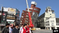 台湾中央社的照片显示,台湾副总统、总统当选人赖清德抵达灾区花莲市,了解灾情。