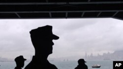 从航母舷窗远眺香港--左侧是九龙,右侧是港岛