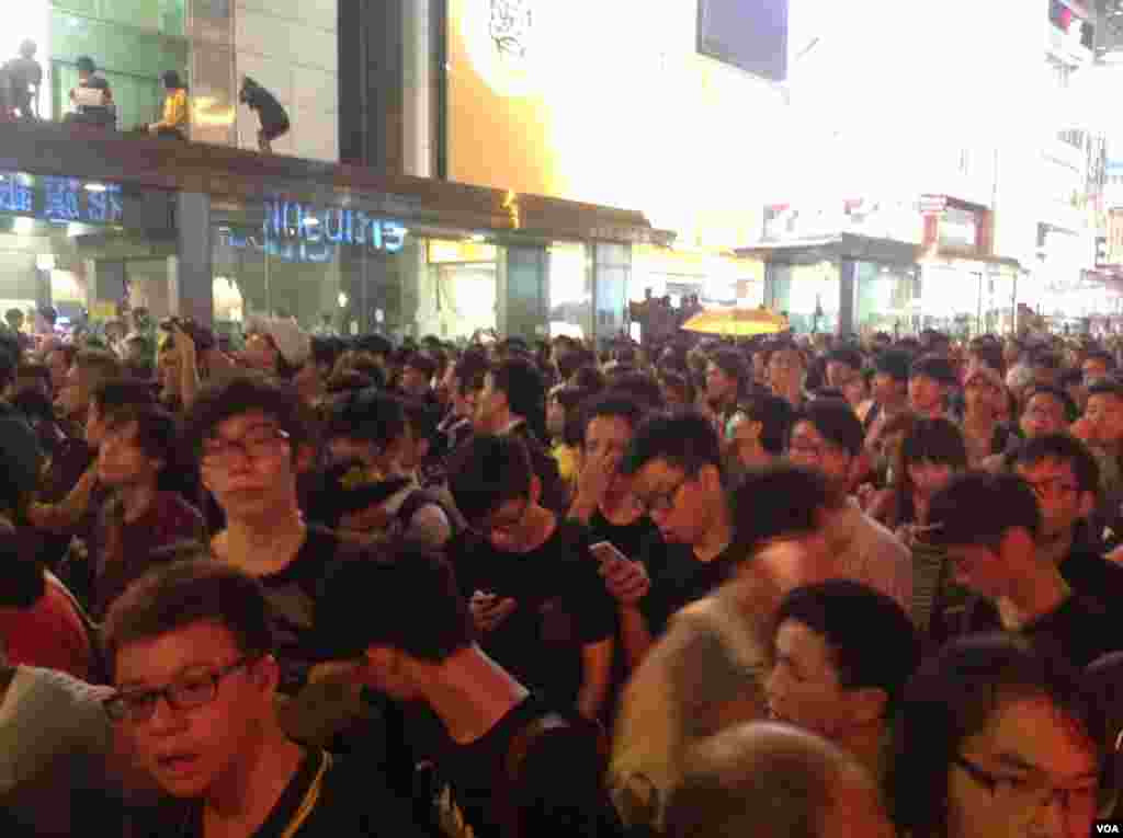 旺角爆发支持和反占中人士的大规模对峙 (美国之音海彦拍摄) 