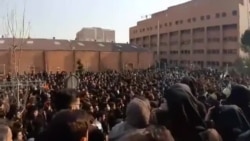 “他们杀害精英,换上毛拉。” “他们杀害精英,换上毛拉。”