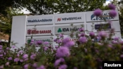 资料照片：美国加州山景城一个商业楼宇显示的NewsBreak招牌。(2024年4月26日）