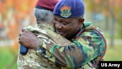 美军非洲司令部举行士官长指挥权交接(美国陆军2019年11月15日照片)