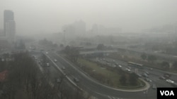 2016年12月20日中午,北京东长安街建国门立交桥依稀可见。(美国之音叶兵拍摄)