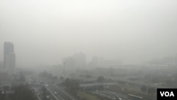 2016年12月20日中午,北京东长安街建国门立交桥依稀可见。(美国之音叶兵拍摄)