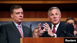 参议院情报委员会主席、共和党人布尔和委员会副主席、民主党人沃纳向媒体介绍委员会的发现和建议。(2018年5月17日)