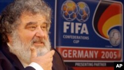 Charles Blazer, một công dân Mỹ từng là một trong những quan chức bóng đá quyền lực nhất thế giới suốt 20 năm qua, đã bí mật nhận tội đối với 10 tội danh hình sự ở thành phố New York.