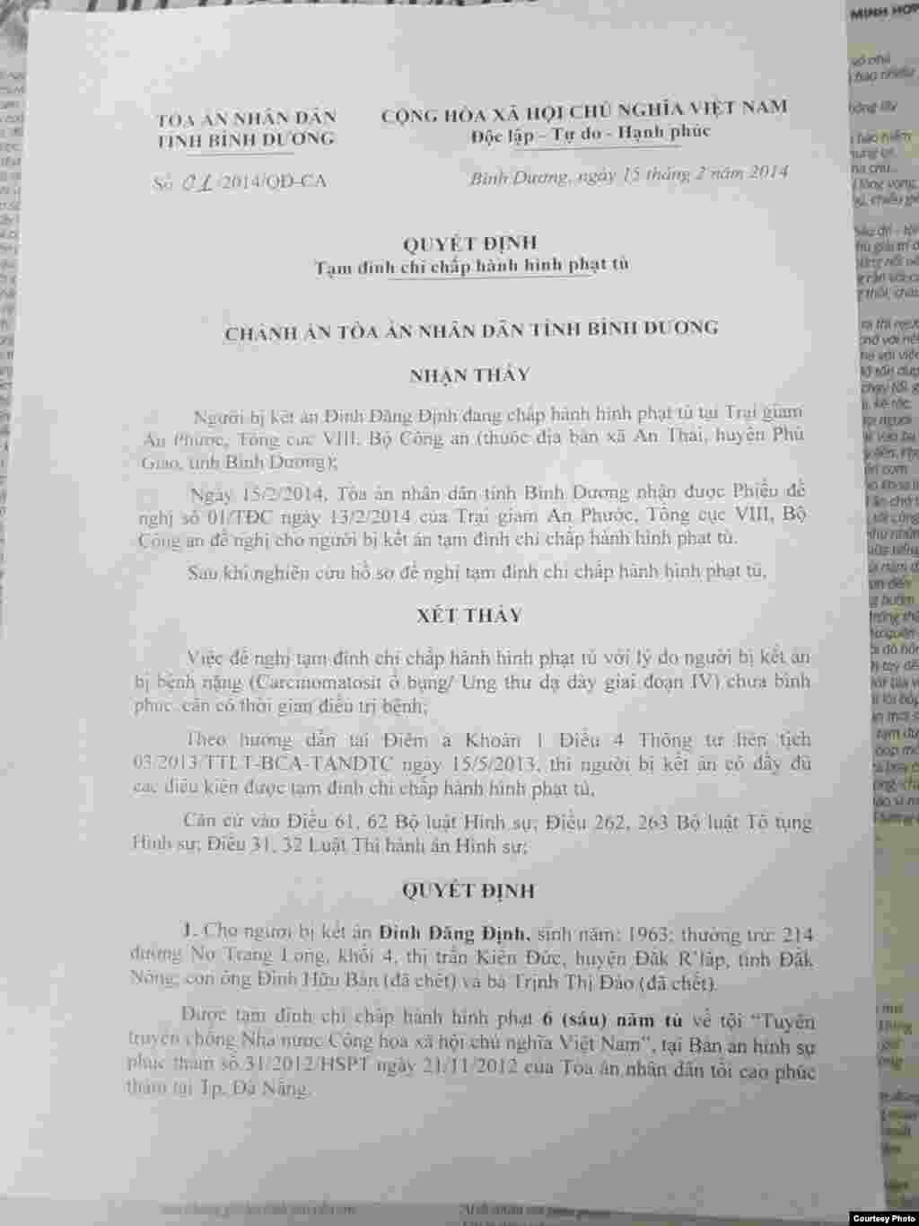 Refugees gather to watch the arrival of United Nations High Commissioner for Refugees Antonio Guterres at the sprawling Dadaab refugee camp in Kenya. The camp currently houses some 350,000 people and for more than 20 years has been home to generations of Somalis who have fled their homeland wracked by conflicts. Kenya's government has asked UNHCR to close the camp after an attack on Kenya’s Garissa University by Somalia-based al-Shabab gunmen in April, whom are suspected to have planned and launched their attack from the camp.