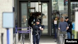 一名美国保安人员站在联合国欧洲总部驻瑞士日内瓦外（2015年12月10日）