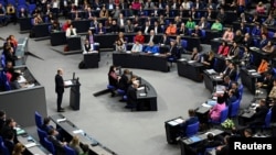 资料照片:2023年3月2日,德国总理朔尔茨在俄罗斯入侵乌克兰一周年之际,在柏林向议会发表讲话。(路透社照片)