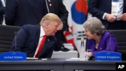 2018年11月30日特朗普总统和英国首相特蕾莎·梅(右)在阿根廷布宜诺斯艾利斯G20峰会上