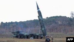 朝鲜官方媒体公布2024年4月2日领导人金正恩现场指导新型中远程固体燃料导弹“火星炮-16B”型导弹的试射。