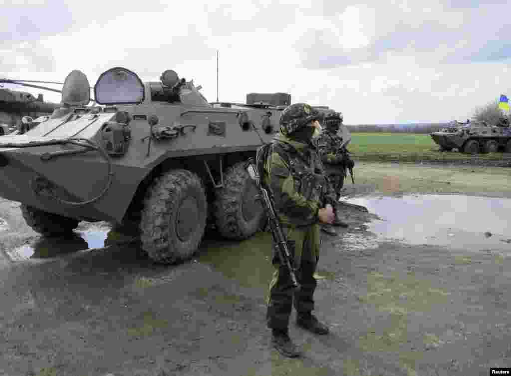 Binh sĩ Ukraine bên cạnh xe bọc thép tại một trạm kiểm soát gần thị trấn Izium ở miền đông Ukraine. Nga tuyên bố Ukraine đang trên bờ vực của một cuộc nội chiến trong lúc Kiev mở chiến dịch 'chống khủng bố' để đối phó với các phần tử ly khai thân Nga.