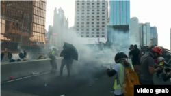 香港示威者在金钟夏悫道与警方爆发冲突,警方施放催泪弹等武力驱赶堵路示威者(视频截图)