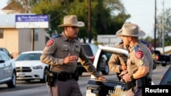 警察站在德克萨斯州圣安东尼奥发生枪击案的萨瑟兰泉教堂外面。(2017年11月6日)
