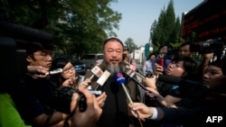 2012年9月27日,艺术家艾未未在北京的法院外对外国媒体说法庭拒绝他提出的上诉