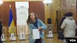乌克兰加入北约会引起俄罗斯激烈反应,很多乌克兰侨民目前在俄罗斯定居。2014年乌克兰议会选举时,乌克兰侨民在莫斯科的乌克兰大使馆投票。(美国之音白桦拍摄)