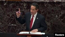 美国众议院首席弹劾经理杰米·拉斯金(D-MD)指着他刚刚播放的一段视频,视频中特朗普的支持者冲进美国国会大厦 。美国参议院开始对美国前总统唐纳德·特朗普进行第二次弹劾审判,罪名是煽动对美国国会大厦的致命袭击。(2021年2月9日)