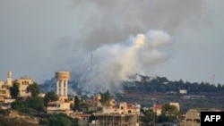被以色列炮击后,黎巴嫩南部村庄代拉冒起浓烟。(2024年7月4日)