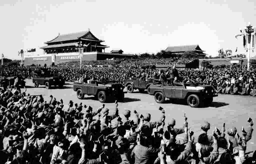 毛泽东和林彪在北京天安门广场检阅红卫兵(1966年10月19日)。人民日报报道的标题是《毛主席第四次接见一百五十万革命小将》。其实,如果算上国庆节那次,应该是第五次。毛泽东共八次接见红卫兵,至于总人数,人民日报报道的标题说《毛主席先后检阅一千一百万文化革命大军》。当时红卫兵从全国各地前往北京,免费坐火车。