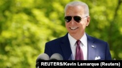 美国总统拜登在白宫外就政府对新冠疫情的应对发表讲话。(2021年4月27日)