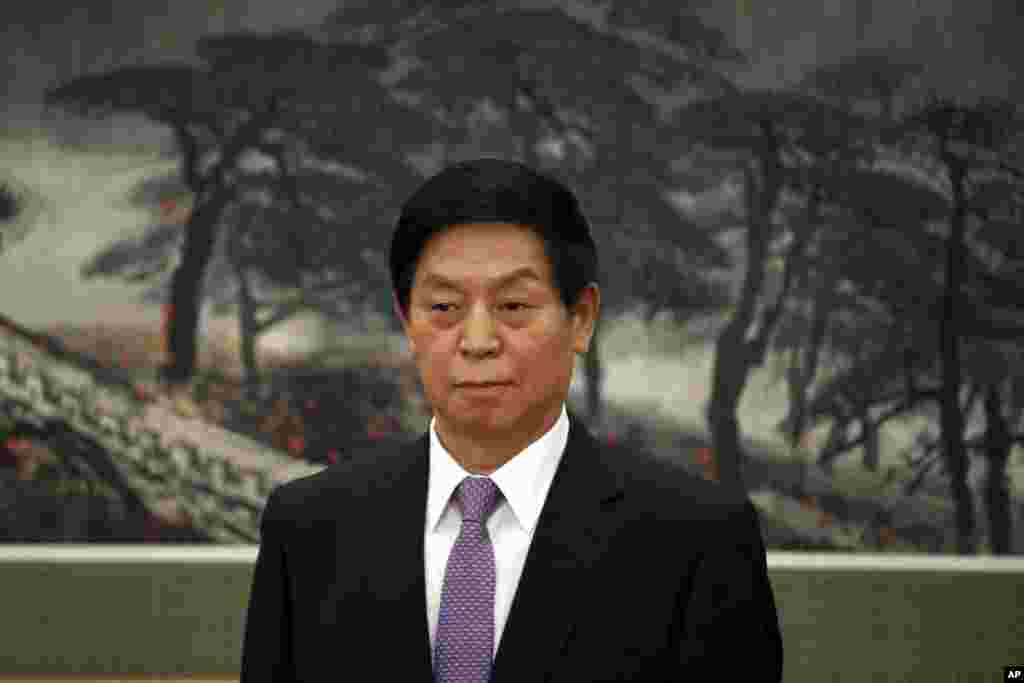 中共十九届政治局常委栗战书在人民大会堂的媒体见面会上(2017年12月25日)。他是中央办公厅主任,从政治局常委排名顺序上看,在2018年3月的人大大会上,他将就任人大委员长。他是习近平的亲信,也是由中央办公厅主任跃升为人大委员长的第一人。过去的中央办公厅主任曾庆红当过国家副主席,杨尚昆当过国家主席,但这两个职位之间分别间隔了几年到二十几年时间和若干个职务。