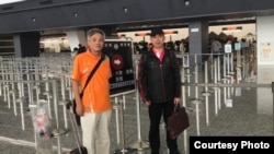 中国异议人士刘兴联(左)与颜伯均(右)在2018年9月27号自泰国搭机抵达台湾转机时,请求政治庇护。(颜伯均提供给RFA)