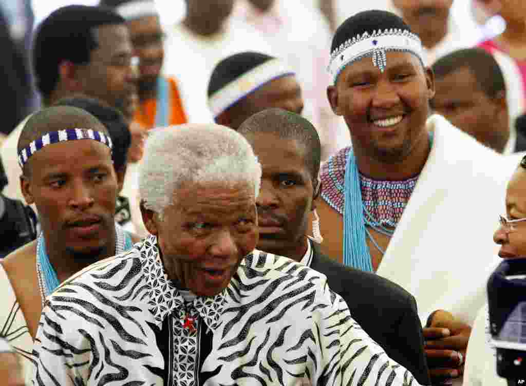 Cựu Tổng thống Mandela và người cháu nội, Mandla Mandela, bìa phải, đến dự buổi lễ ở Mvezo, Nam Phi. 16/4/2007.