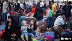 Người Palestine ở Gaza đang chờ để vào Ai Cập qua cửa khẩu Rafah, ngày 24/8/2013.