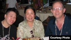 美籍华裔女商人潘婉芬(Sandy Phan-Gillis)与丈夫杰夫·吉利斯(Jeff Gillis)在一起。(资料照片)