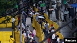 中国武汉居民排队等待做核酸测试。(2020年5月17日)