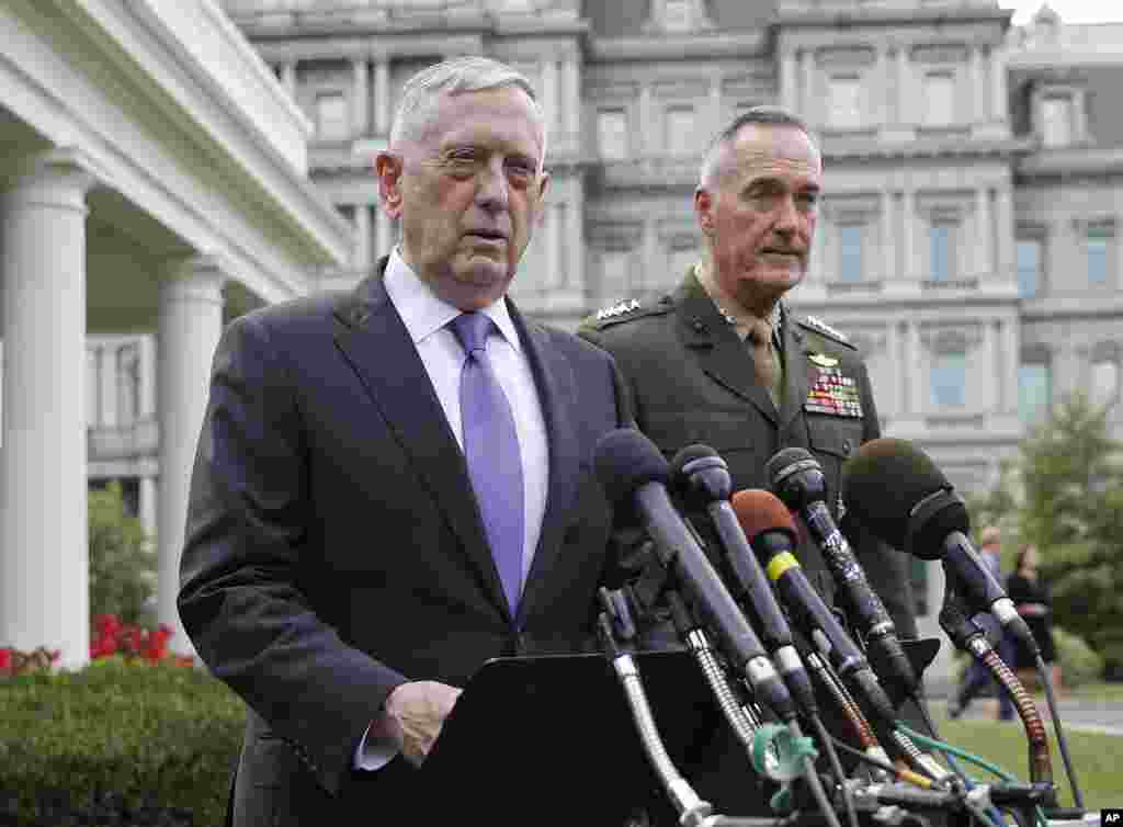 美国国防部长马蒂斯在白宫外面就朝核危机升级对媒体记者发表谈话,参谋长联席会议主席邓福德在旁边(2017年9月3日) 。马蒂斯表示,朝鲜对美国或其盟国的任何威胁都将得到“大规模的军事反应,……既有效又压倒一切”。这位国防部长说,美国“不寻求彻底歼灭……朝鲜”,但美国有能力保卫自己及其盟友,美国对盟国的承诺是“铁定的”。