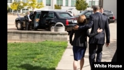 奥巴马总统2015年10月9日去到俄勒冈州看望校园枪击案罹难者家属(图片来自白宫官方网站)