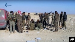 库尔德主导的叙利亚部队在美国战机和军事顾问的支援下,星期一经过激战夺取了拉卡市城北的一些伊斯兰国阵地。