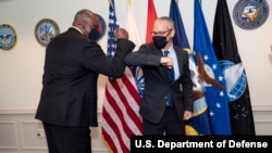美国国防部负责政策的次长科林·卡尔博士(Dr. Colin Kahl)(右)2021年4月28日宣誓就职后与防长奥斯汀碰胳膊(美国国防部照片)