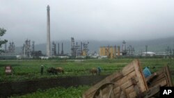 距离中朝边界不远的朝鲜炼油厂(2016年7月23日)